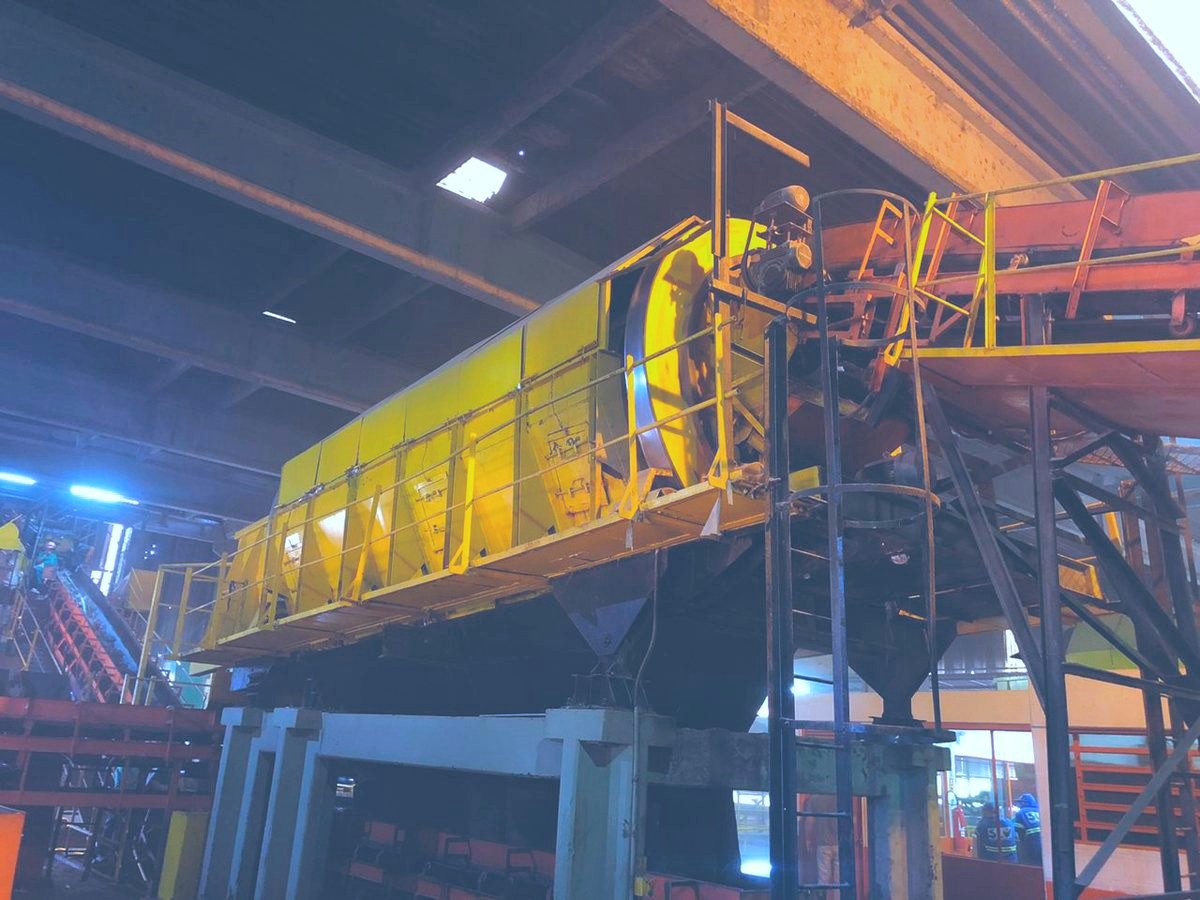 Abridor de bolsas y cribas en una planta de tratamiento mecánico