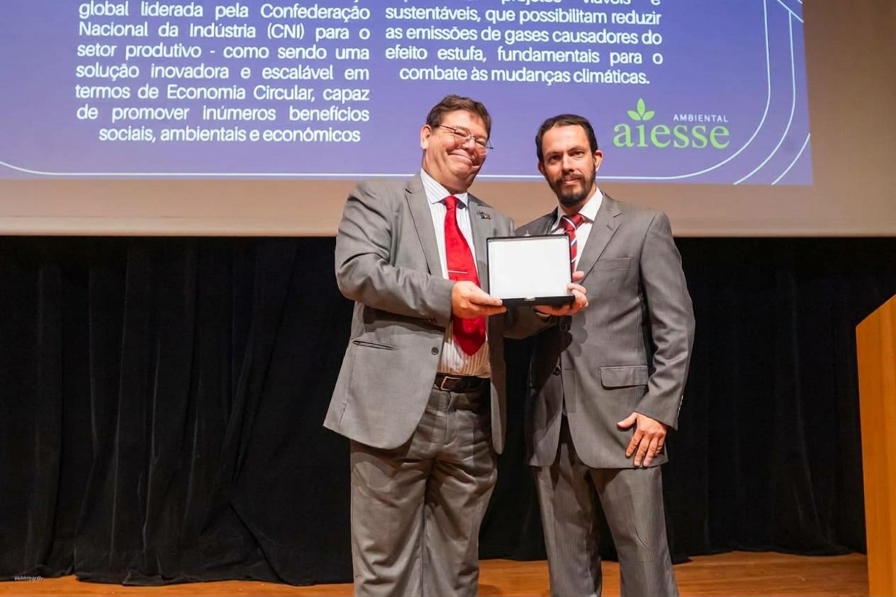 Ceremonia de entrega de la placa en un escenario