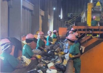 Integrantes de una cooperativa clasifican a mano los reciclables en la cinta