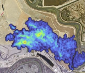 Imagem de satélite com mancha azul de emissões de metano sobre um aterro e lagoa de chorume ao lado